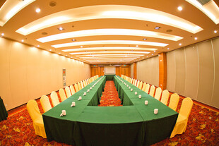 宽敞会议室 整齐桌椅摆放