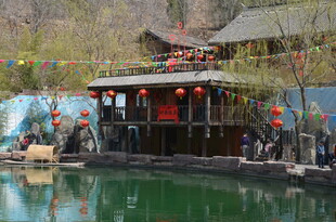 水乡古船 红灯点缀的景致