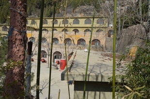 古老建筑前的施工场景