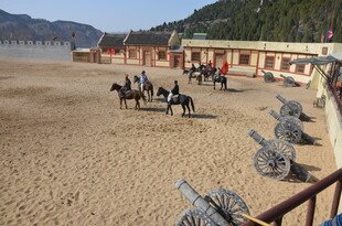 沙滩上的骑马与休闲场景