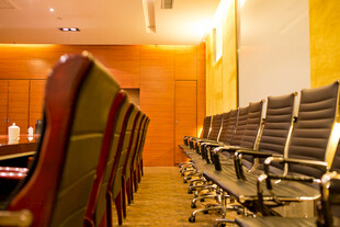 剧院内整齐排列的座椅