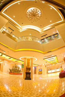 豪华商场内部璀璨空间