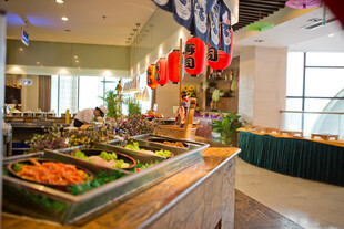 自助餐厅内丰富美食陈列
