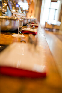 温馨餐厅内的木质餐桌景象