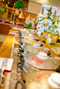 自助餐厅丰富美食陈列