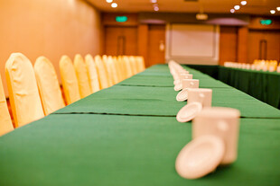 会议室长条桌布置场景