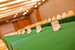 会议桌牌整齐排列场景