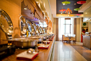 复古餐厅的精致餐具陈列