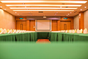 宽敞会议室布置整齐