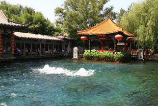 中式园林水景中的雅致建筑