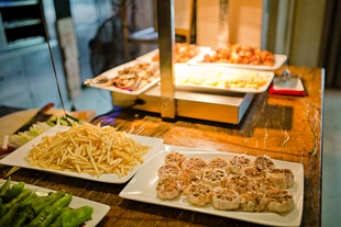 自助餐厅丰富多样的菜品