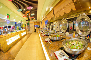 自助餐厅丰富美食陈列