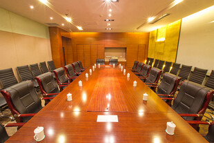 宽敞会议室的长桌座椅