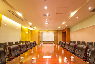 宽敞明亮的会议室场景