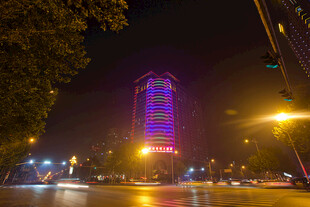 城市夜景中的绚丽高楼