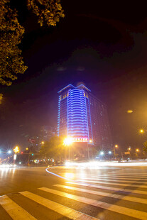 城市夜景中的高楼与车流