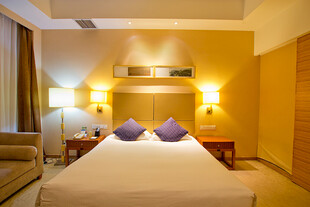 温馨舒适的酒店卧室场景