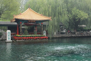 湖畔古亭春色宜人