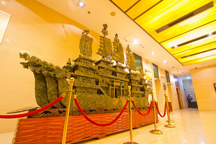 古代战船模型展示于室内