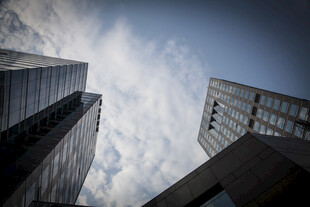 仰视城市高楼与天空