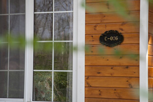 木屋门边的门牌号