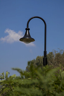 户外弧形路灯与绿植蓝天