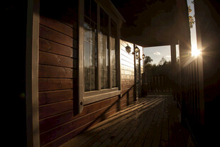 黄昏下的木质小巷景致