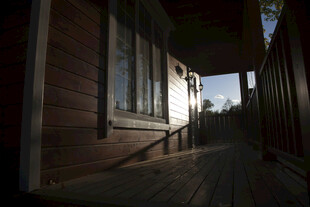 黄昏下的木质房屋走廊