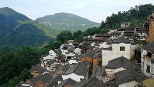 山间古村落俯瞰美景