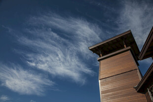 蓝天映衬下的木质建筑一角