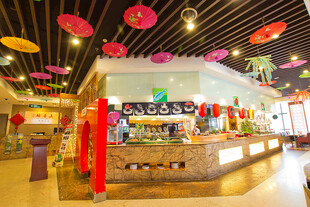 中式风格热闹餐厅内部