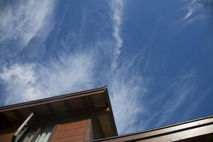 屋顶之上的蔚蓝天空