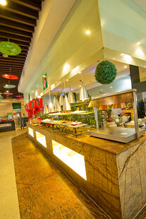 自助餐厅内的丰富餐食区