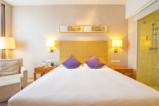 温馨舒适的酒店卧室场景