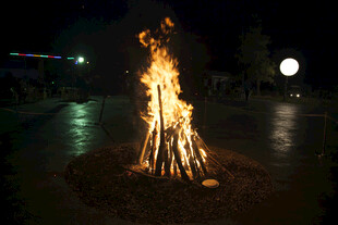 夜晚篝火熊熊燃烧景象