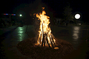 夜晚篝火熊熊燃烧