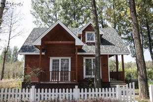 林间木屋 白色围栏相伴