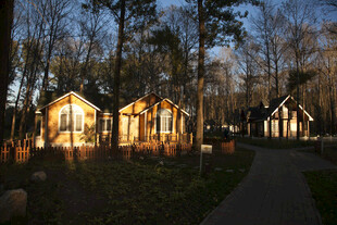 黄昏下的林间小屋