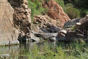 山间水畔岩石景观
