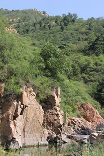 青山间嶙峋怪石景观