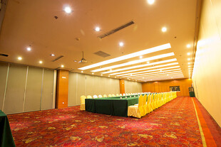 宽敞明亮的会议大厅场景