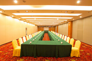 宽敞会议室整齐桌椅布置