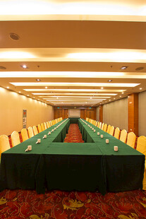 宽敞会议室长桌布置场景