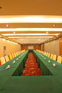 宽敞会议室整齐排列桌椅