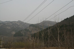 山间电线与朦胧远山