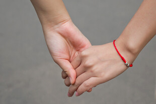 情侣牵手戴红绳手链