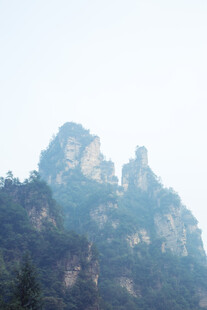 巍峨山峦景色壮丽