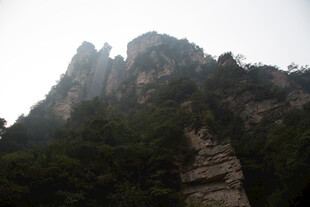 巍峨山峰绿意环绕