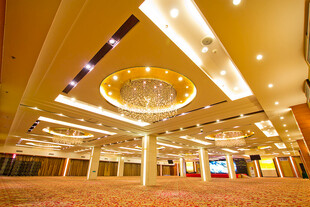 豪华大厅内的璀璨吊灯