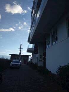 楼旁小道上的白色汽车